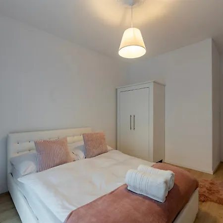 Rosa Janow Z Miejscem Parkingowym *