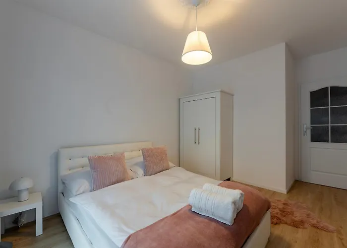 Rosa Janow Z Miejscem Parkingowym *